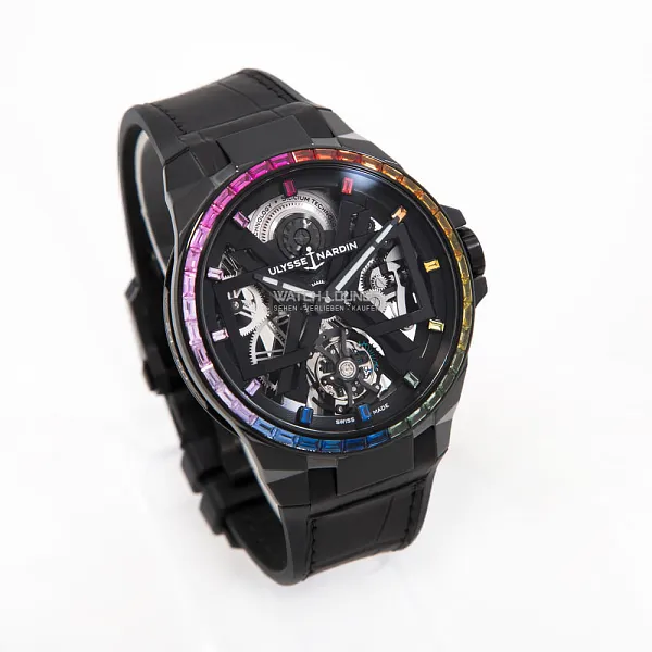 13005_watchlounge_lo.jpg