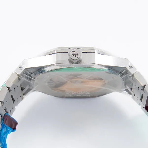 15804_watchlounge_lo.jpg