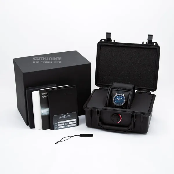 15896_watchlounge_lo.jpg
